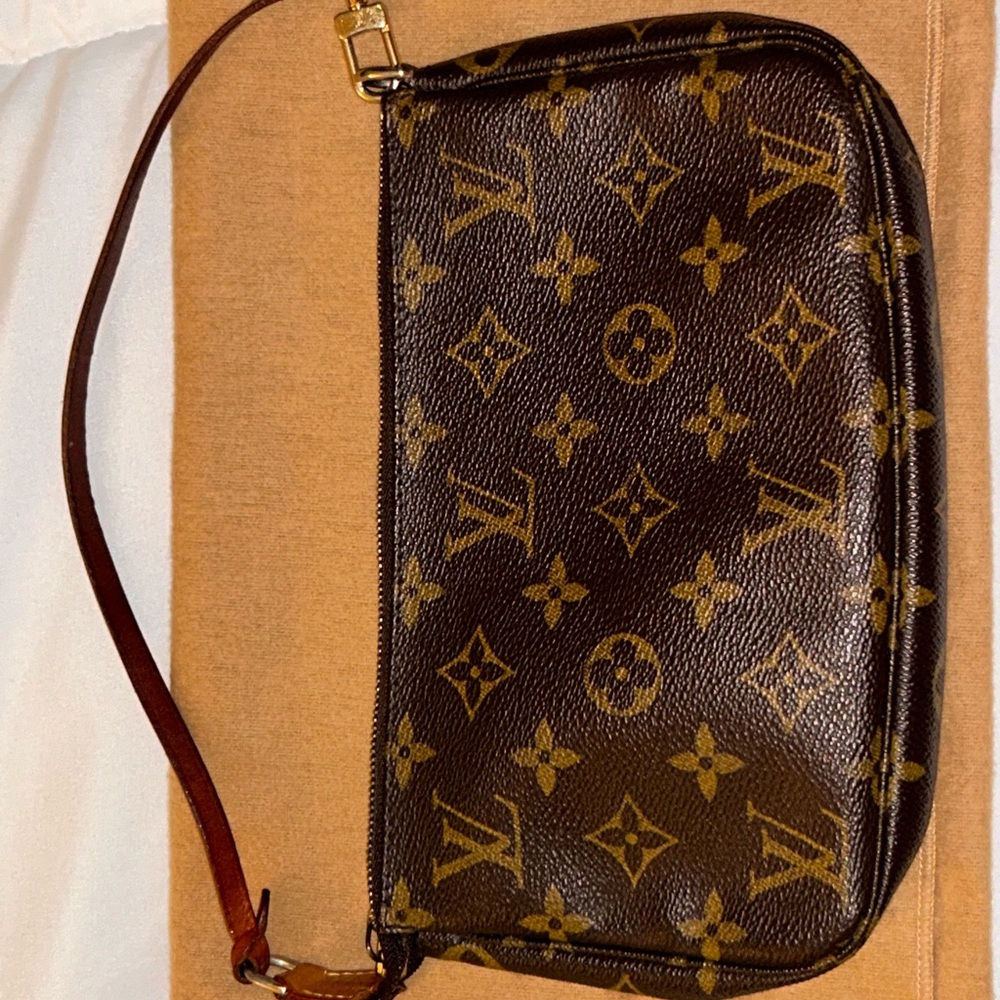 Authentic Louis Vuitton Pochette Accessories Vintage Shoulder Bag.
